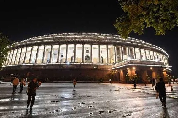 2-Hour Night Heritage Walk in Delhi with Bilingual Guide