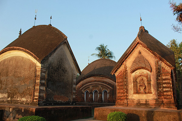 Terracotta Temples, Saree Weaving and Pottery in Kolkata
